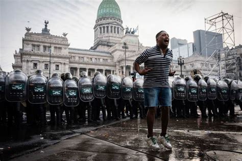  Buenos Aires Beatdown:  Ein Blick auf die kontroverse Begegnung zwischen dem kolumbianischen Superstar  Bomba Estéreo und einem enttäuschten Fan in Argentinien